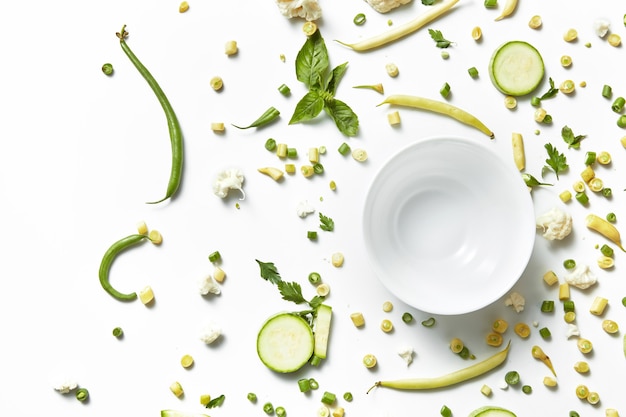 Miska čerstvého jedla s bylinkami